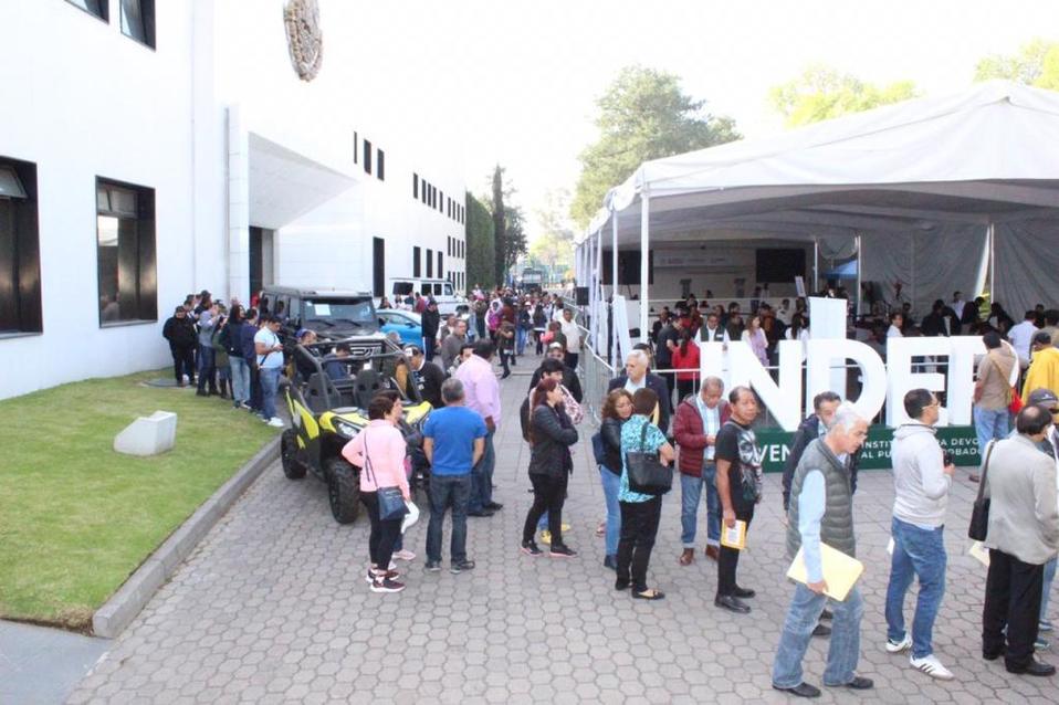 hasta una diputada de Morena, Ángeles Huerta, se coló para comprar una camioneta