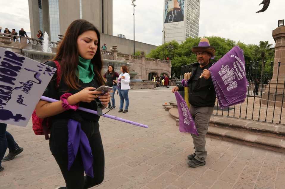Diversos hombres empezaron a vender banderas y sombreros alusivos al “Día Internacional de la Mujer”, cuyos precios rondan desde 10 hasta 35 pesos. (F
