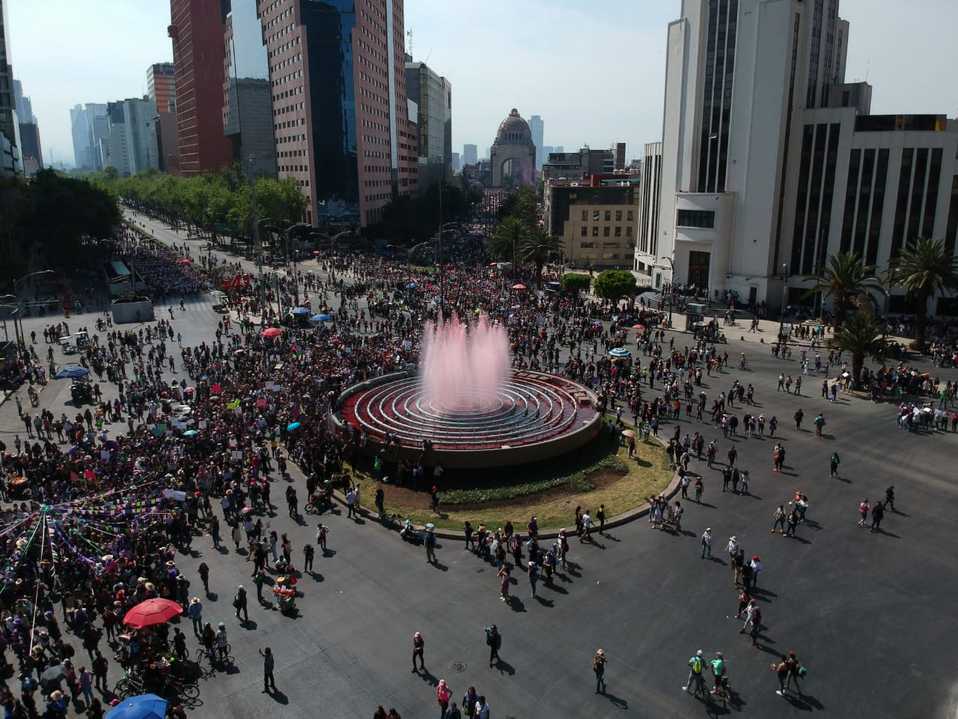 La Fuente Bicentenario se volvió color rojo y rosa durante la marcha del 8M. (Ariana Pérez)
