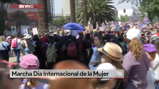 Grupo de encapuchadas realizan destrozos a lo largo de la marcha