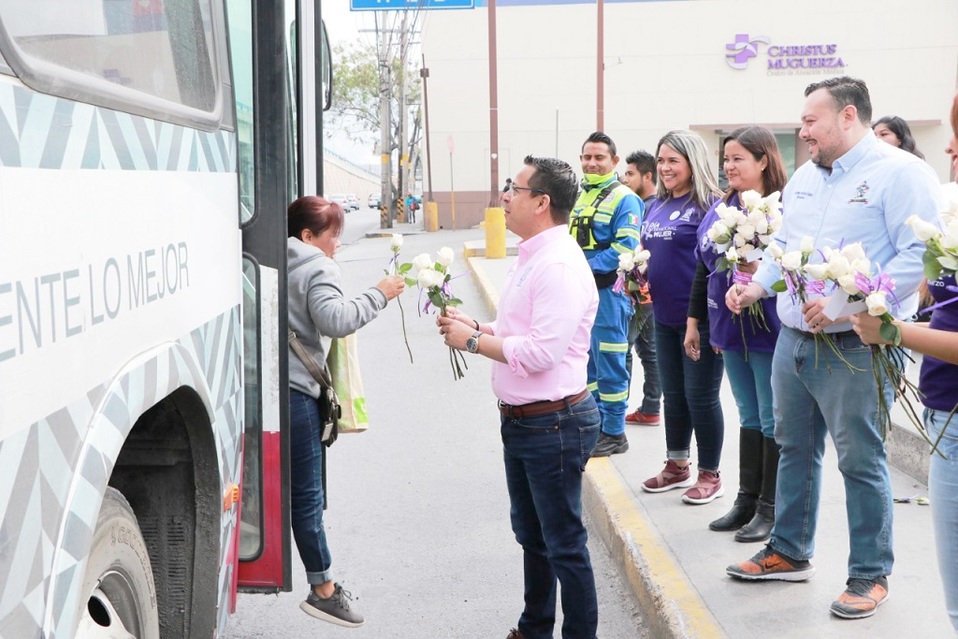 Héctor Castillo Olivares, alcalde de Santa Catarina, entregando los regalos. Foto: Especial.