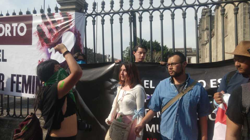 Hombres y mujeres provida enfrentaron a mujeres que se manifestaban frente a la Catedral capitalina. (Guadalupe Barbosa)
