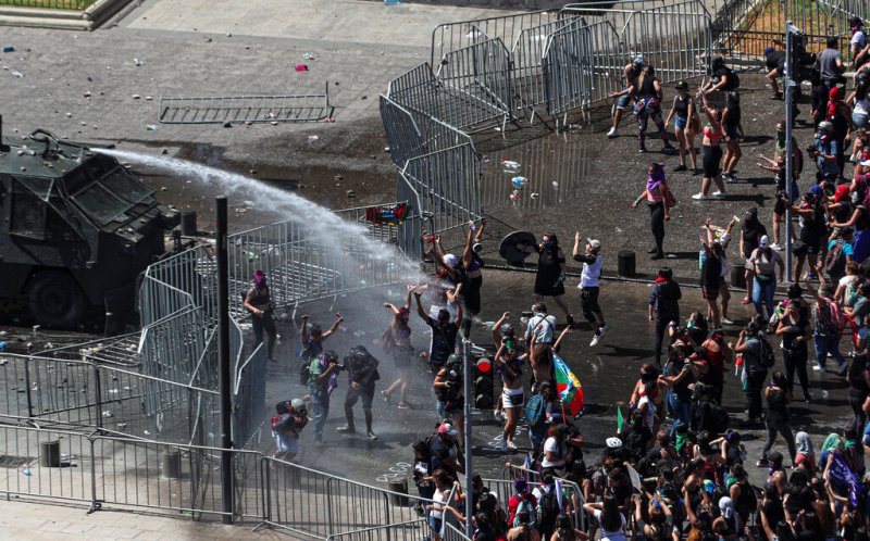 La manifestación más masiva culminó en incidentes violentos frente a La Moneda y también en Valparaíso, en Chile. (AP)