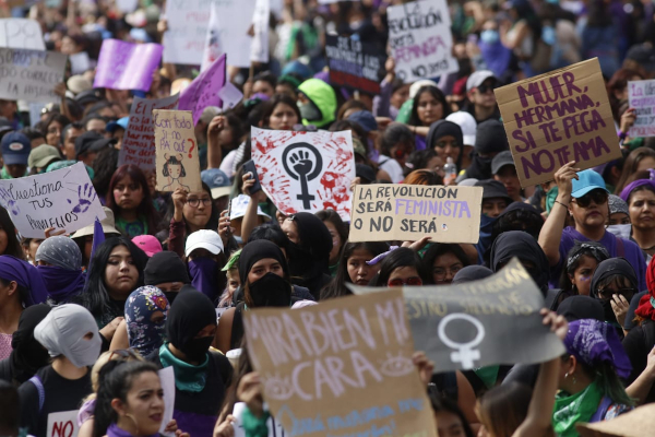 Unas 80 mil mujeres marcharon del Monumento a la Revolución al Zócalo para protestar contra la violencia de género. |Araceli López