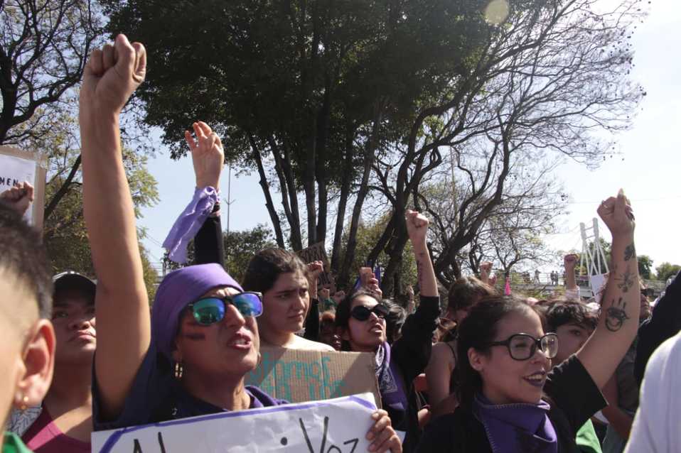 Miles de mujeres marcha por el bulevar 5 de mayo para exigir alto a los feminicidios. (Melanie Torres)