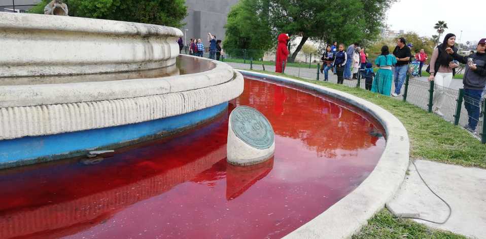 El monumento, ubicado en la Macroplaza, fue pintado de color rojo. (Foto: Raúl Palacios)