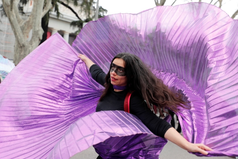 Una joven baila durante la protesta en el Día Internacional de la Mujer en España (AP)).