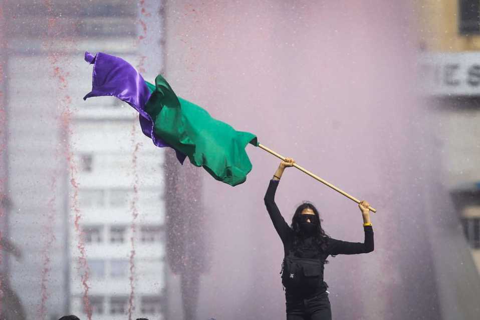 Mujeres alzan sus voces contra la violencia de género y el machismo en el 8M. (Araceli López)
