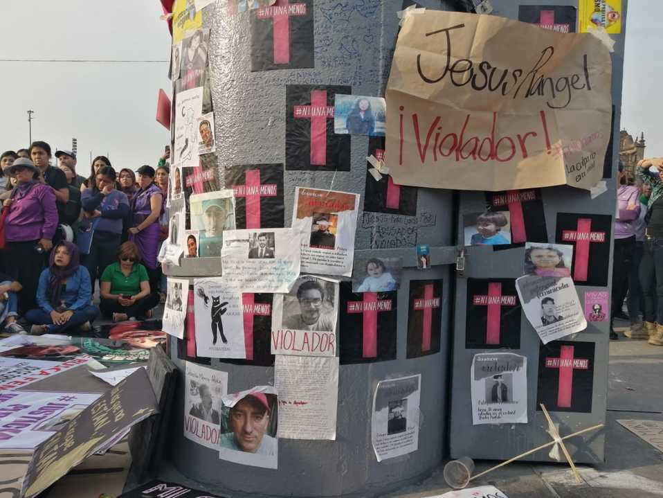Mujeres colocan, en el asta bandera, fotos de víctimas de feminicidio y acusaciones a hombres por acoso. (Itzaxaya Campos)