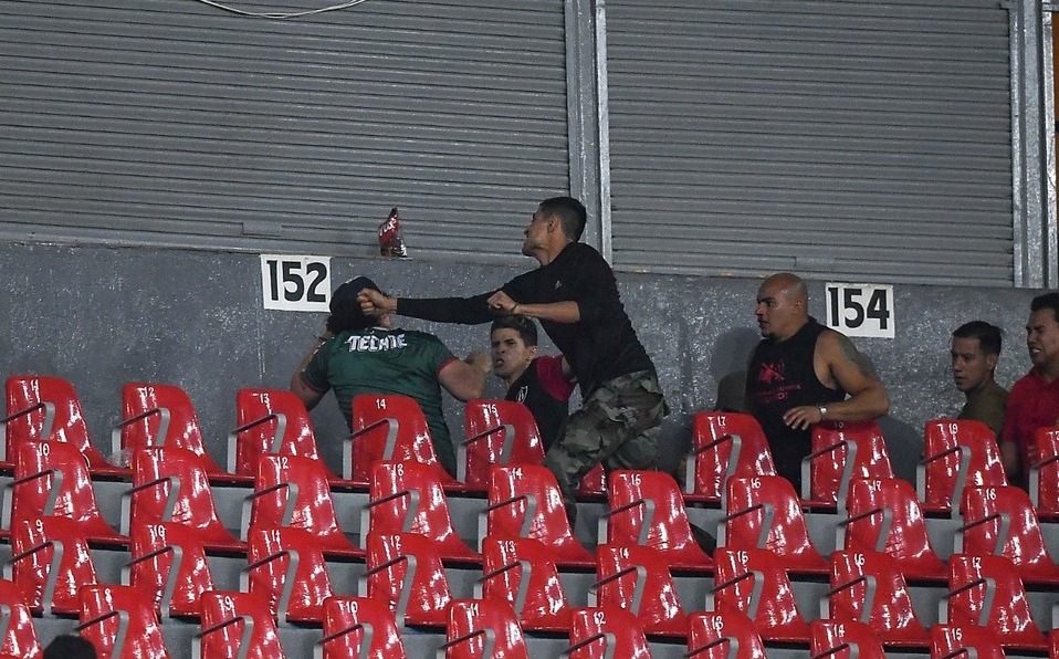 Atlas vs Chivas: Aficionados protagonizan pelea tras Clásico Tapatío ...