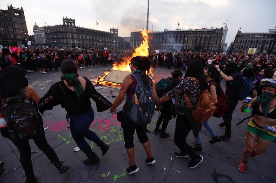 Policías y manifestantes resultaron lesionadas durante la marcha. (Nelly Salas)