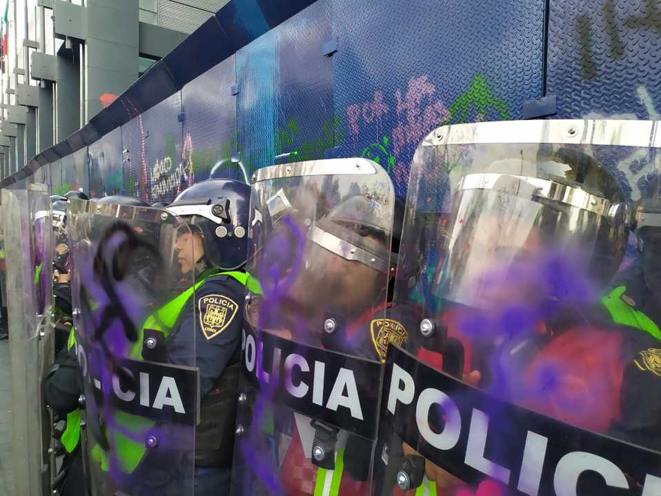 Policías de la SSC buscaron contener a grupos separatistas; registraron pintas en sus uniformes y equipo de protección. (Avelina Martínez)