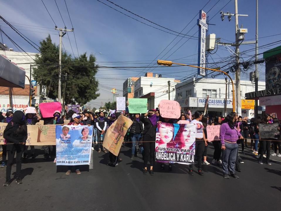 Portaban cartulinas con mensajes en contra del machismo y la violencia. (Alejandra Gudiño)