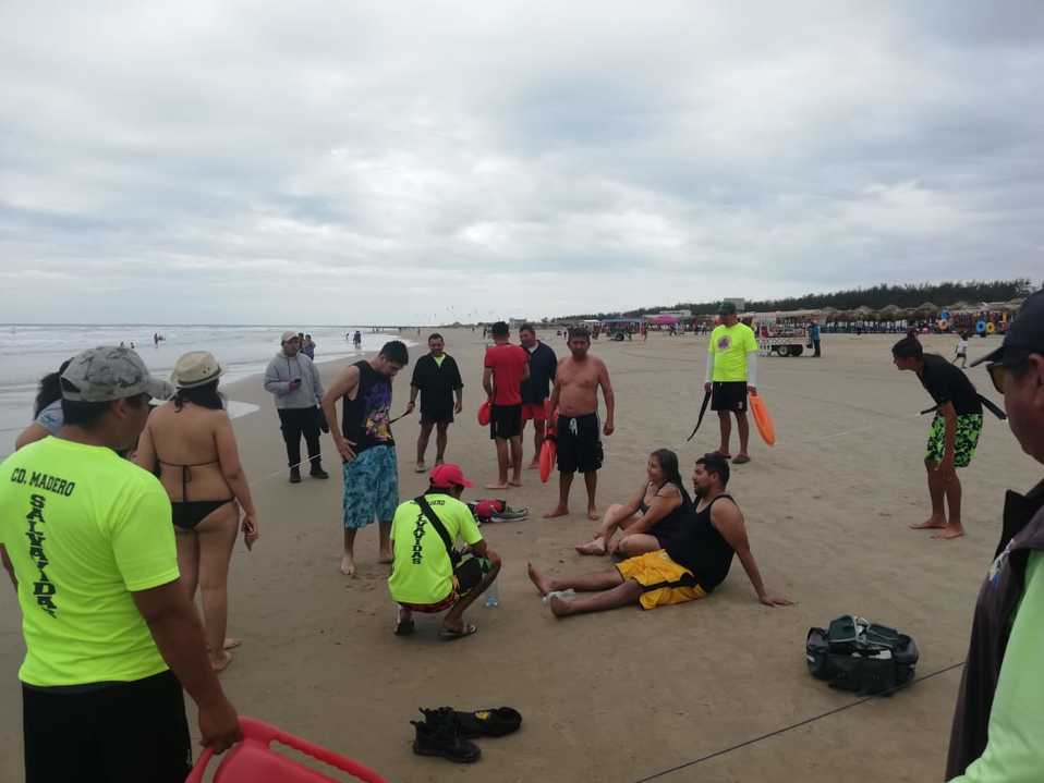Rescatan a turistas en playa Miramar. (Pablo Reyes)