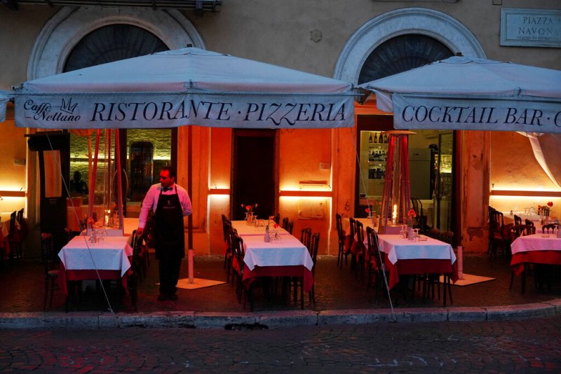 El sector restaurantero, turístico y financiero ha sido golpeado severamente por la epidemia. (AP)