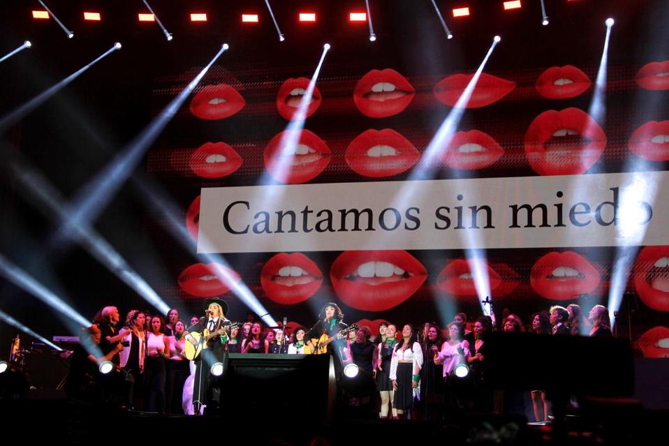 Vivir Quintana en compañía de la cantante Mon Laferte y 40 mujeres músicas.(Twitter)