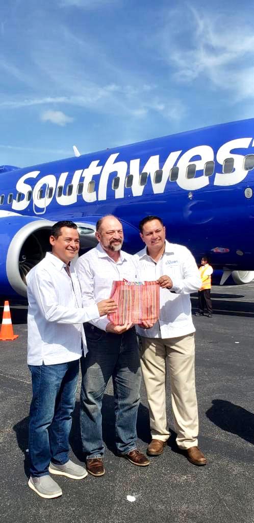 El vuelo fue inaugurado por Darío Flota Ocampo y Pedro Joaquín Delboius, alcalde de Cozumel. (Especial)