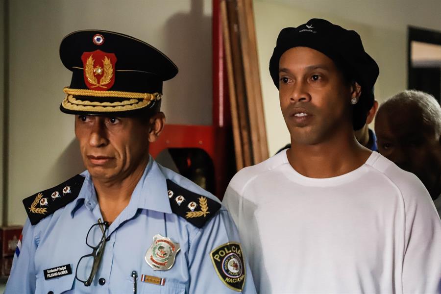 Dictan prisión preventiva a Ronaldinho tras ingresar a Paraguay con pasaporte falso (EFE)