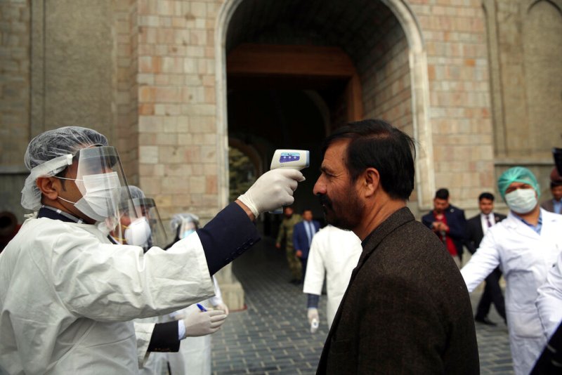 La epidemia ha dejado más de 3490 muertos en el mundo y cerca de 100 mil contagiados. (AP)
