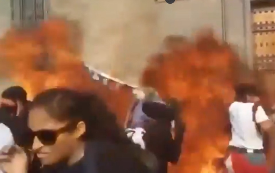 Momento en que la mujer con gafas de sol lanza un objeto y explota (Especial)