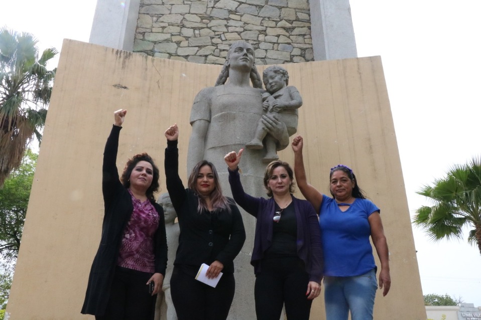 Las mujeres del PRD NL protestaron frente al Monumento a la Madre, en Guadalupe. (Foto: Leonel Rocha)