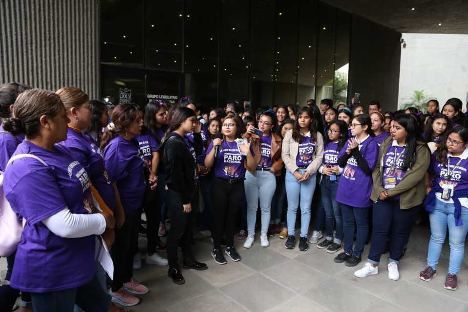 Mujeres protestando afuera del Congreso de Nuevo León. Foto: Jorge López.