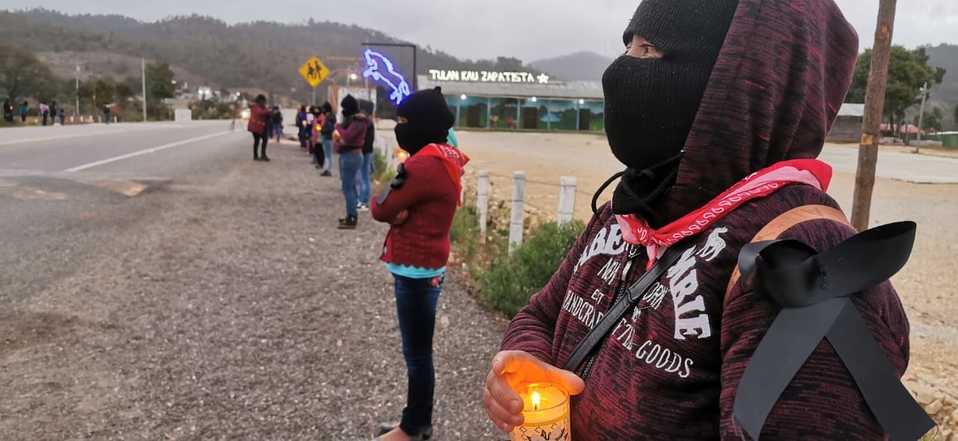 Las mujeres zapatistas protestaron en la carretera internacional con veladoras. (Abraham Jiménez)