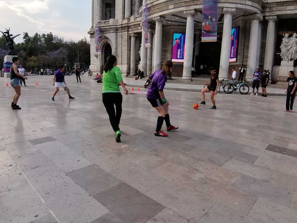 En el paro #UnDíaSinNostras, mujeres jugaron futbol en Bellas Artes (@LuchadorasMX)