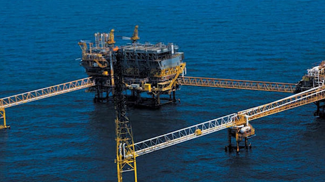 Petróleo sufre su mayor desplome en casi tres décadas
