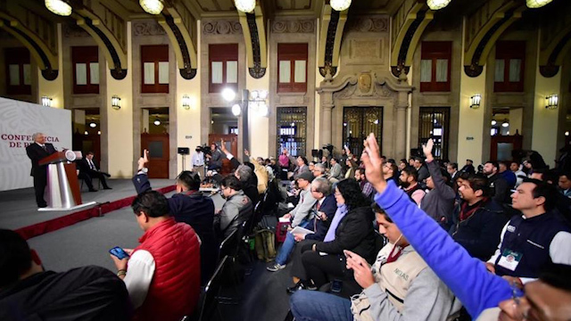 Por 9M, mujeres paran en la conferencia matutina de AMLO
