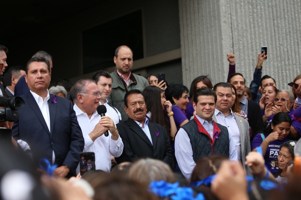 Los diputados se solidarizaron con la protesta de las mujeres afuera del Congreso. Foto: Jorge López.