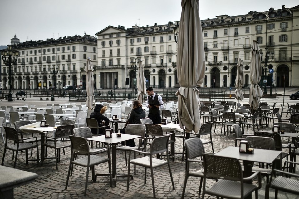 Muchos restaurantes al norte de Italia no han registrado clientes tras la expansión de la epidemia. (AFP)