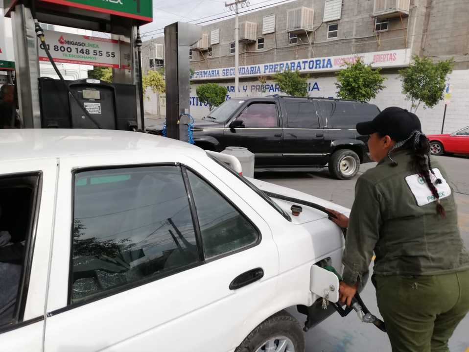 Trabajadoras de gasolineras destacan que no trabajar un día representa pérdidas importantes en su economía. (Luis Alatorre)