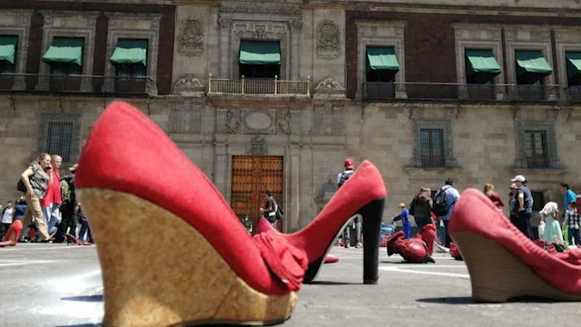 Con zapatos rojos, protestan contra violencia de género en Zócalo de CDMX