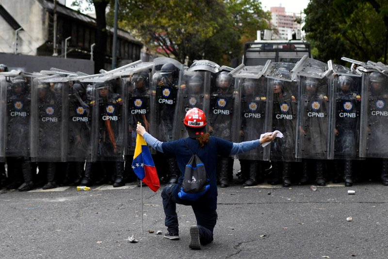 Los agentes policiales arremetieron con gases lacrimógenos a los opositores. (AP)