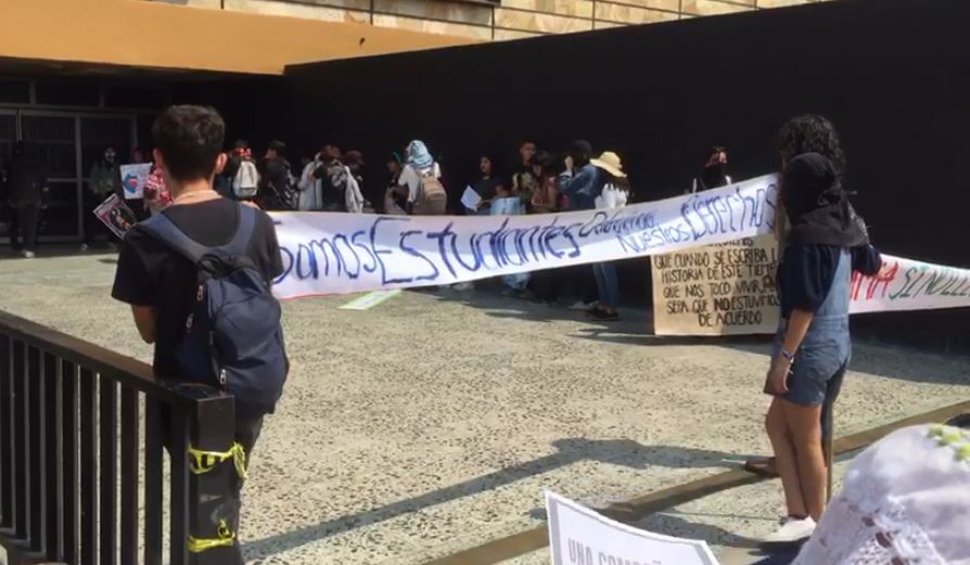 Alumnos del CCH Azcapotzalco entregan pliego en Rectoría de la UNAM.