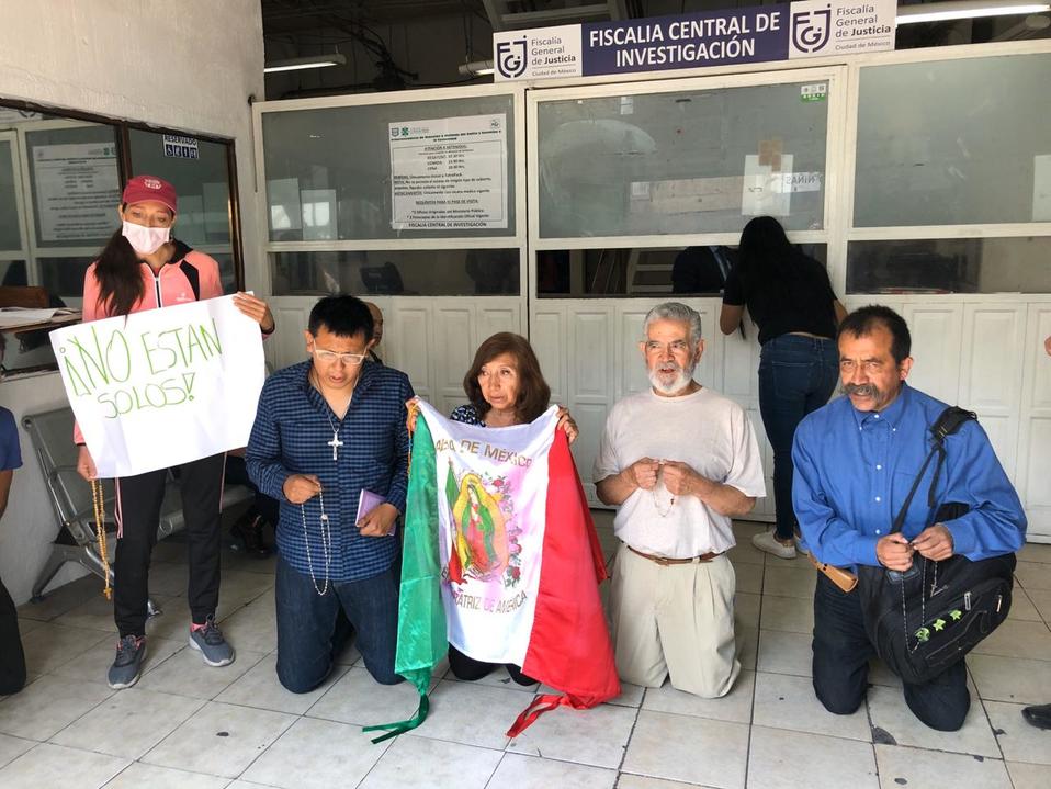 Amigos de detenidos por agresiones en marcha del 8M rezan en Fiscalía de CdMx (César Velázquez)