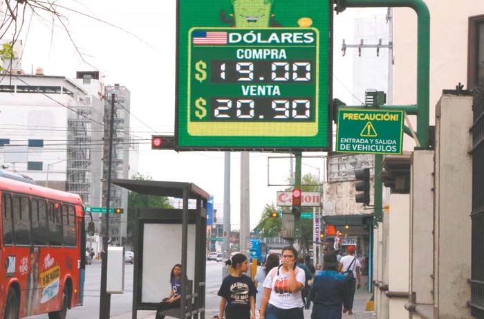 La caída del precio del petróleo provocó un alza en el valor de las divisas. Leonel Rocha