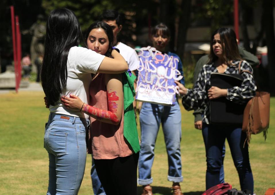 Estudiantes de Ibero Puebla realizan performance y un minuto de silencio por Nadia, estudiante de la Ibero León asesinada. (Andrés Lobato)