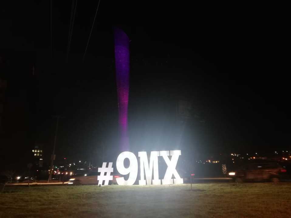 Iluminan antorcha de color morado