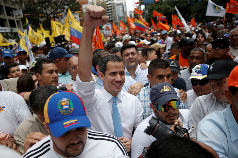 Juan Guaidó, líder de la oposición en Venezuela, marcha con manifestantes. (Reuters)