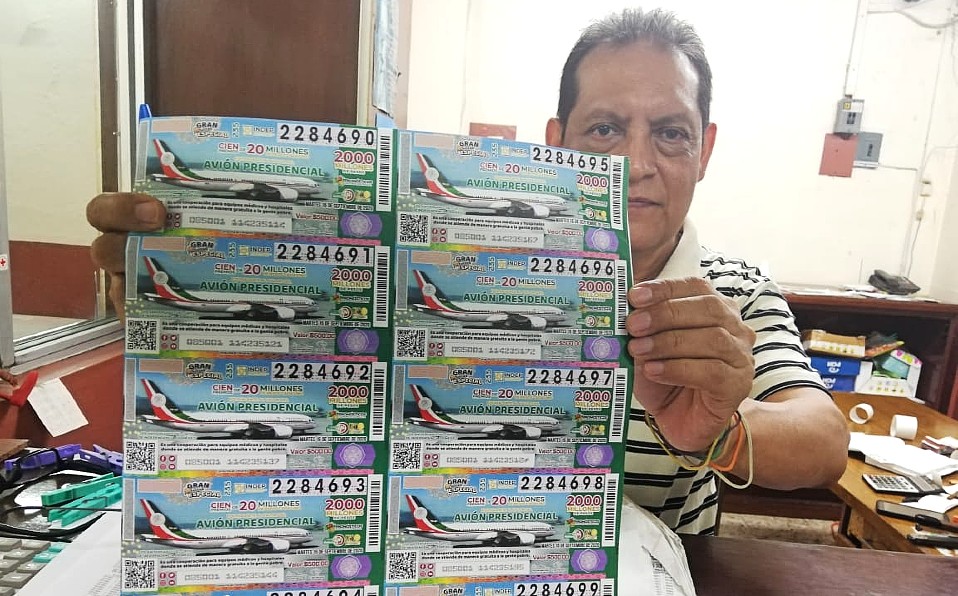 Llegan boletos para la rifa del avión a la zona conurbada. (Jesús Alberto García)