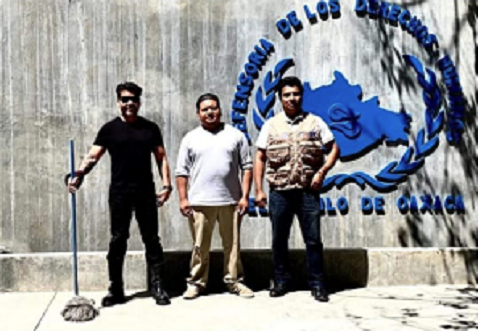 Los funcionarios subieron la foto con el trapeador. (Especial)