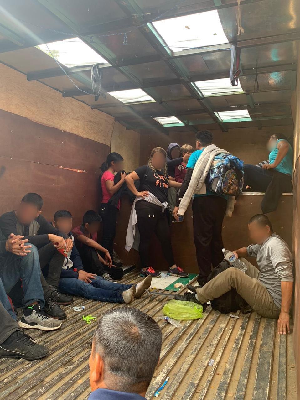 Los migrantes viajaban hacinados dentro del camión. (Abraham Jiménez)