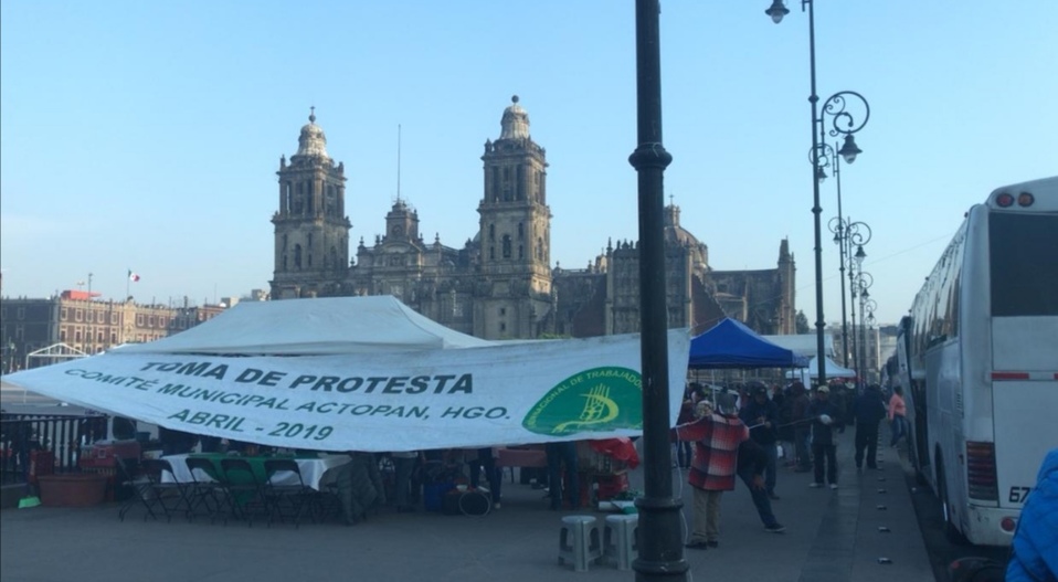 Las mujeres del campo buscan vender sus productos sin provocar problemas viales. (César Velázquez)