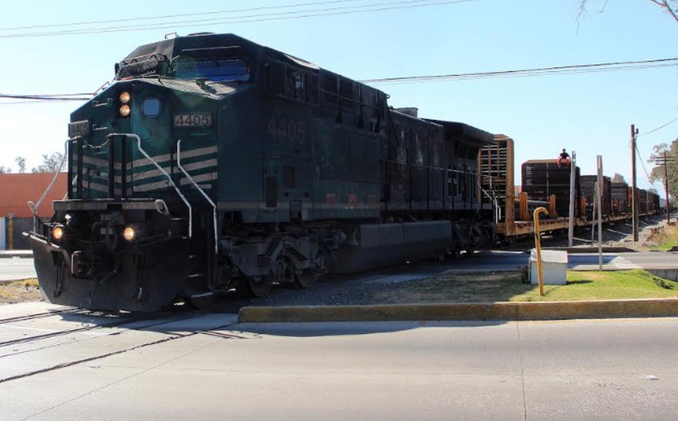 Con operativo, liberan vías del ferrocarril en Lara Grajales. (Andrés Lobato)