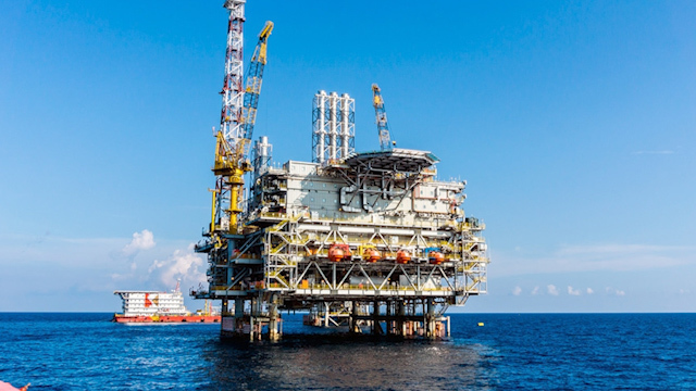 Petróleo repunta 10% tras señales de posible diálogo entre Rusia y la OPEP