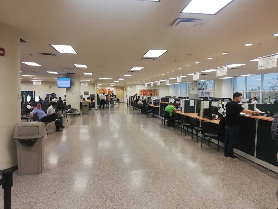Cerca de las 12:00 horas el servicio se reanudó en su totalidad. Foto: Eduardo Mendieta.
