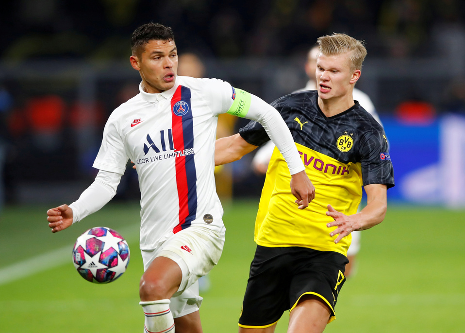 Thiago SIlva y Erling Haaland en el partido de ida (Reuters)
