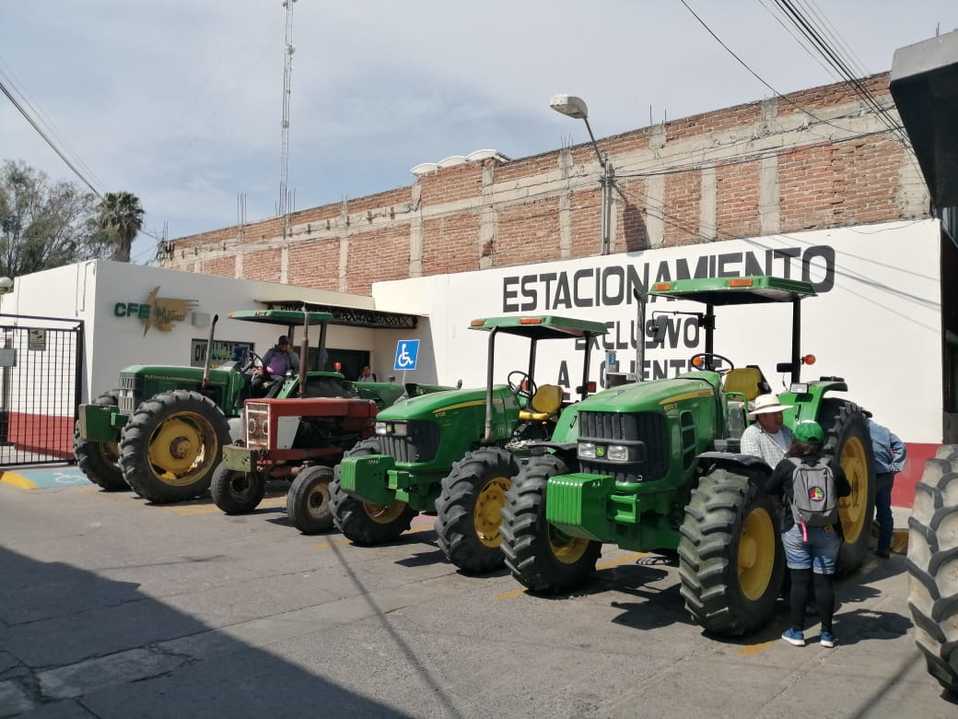 Tractores en CFE. Foto: David Rivera